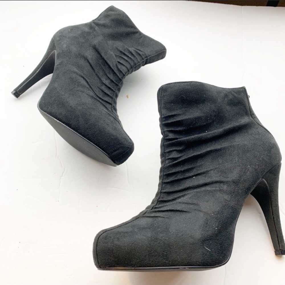 Apostrophe Size 7 Wesley Black Faux Suede Ankle Bootie‎